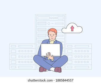 Online-Sicherheit, Datenschutz, Antivirus-Software, Cloud-Hosting-Konzept. Junge IT-Administratoren arbeiten im Serverraum für Hardware-Diagnostik.