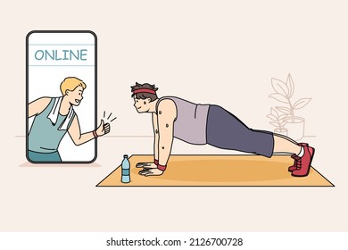 Formación en línea y concepto de sobrepeso. Hombre adiposo sudoroso sonriente haciendo ejercicio deportivo en línea mirando al entrenador en la pantalla del smartphone en la ilustración del vector de casa 