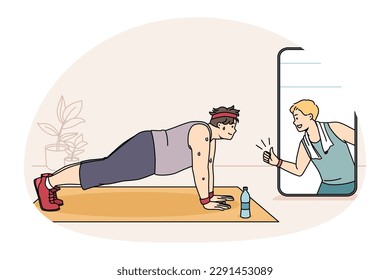 Formación en línea y concepto de sobrepeso. Hombre adiposo sudoroso sonriente haciendo ejercicio deportivo en línea mirando al entrenador en la pantalla del smartphone en la ilustración del vector de casa