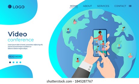 Videoconferencia en línea usando tu smartphone.. Manos de una persona con un smartphone en el fondo del planeta Tierra. Tecnologías modernas de trabajo a distancia y trabajo independiente. La plantilla del aterrizaje