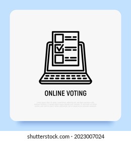 Icono de línea delgada de votación en línea, boleta de votación con marca en la pantalla del portátil. Ilustración vectorial moderna.