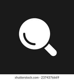 Búsqueda in situ en modo oscuro icono de glifo ui. Menú Navegación. Comercio electrónico. Diseño de interfaz de usuario. Símbolo de silueta blanca en el espacio negro. Pictograma sólido para web, móvil. Ilustración aislada del vector