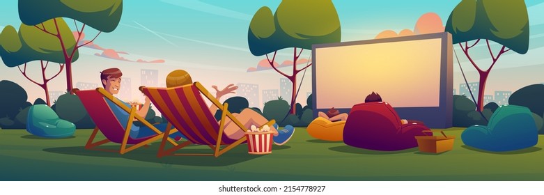 Cine al aire libre con gente descansando y viendo películas. Cine al aire libre sobre césped con gran pantalla blanca, sillas de bolsas de frijol y pasillos. Paisaje de dibujos animados vectoriales en el patio trasero o parque público al atardecer