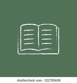 Abrir la mano del libro dibujada con tiza sobre un icono blanco vectorial de pizarra aislado en un fondo verde.