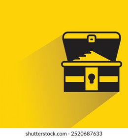 Icono abierto del pecho del tesoro con la sombra sobre fondo amarillo