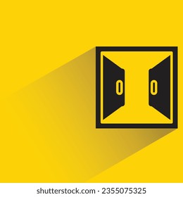 ventana abierta con sombra sobre fondo amarillo