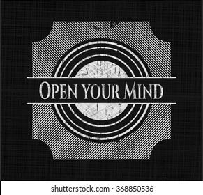 Abrir el emblema de la tiza mental escrito en una pizarra