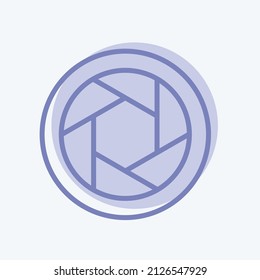 Icono de diafragma óptico en estilo moderno de dos tonos aislado en un fondo azul suave