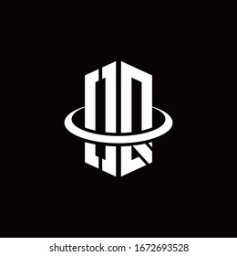 Logotipo de monograma en forma de hexágono y rodeado por un anillo