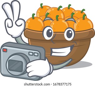 Diseño de mascota de cesta de frutas naranja como fotógrafo profesional con cámara