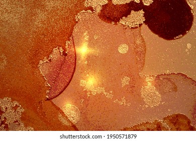 El fondo de mármol abstracto es naranja y dorado. Textura vectorial en la técnica de tinta alcohólica con brillo. Plantilla para banner, diseño de afiches. Pintura de arte fluido
