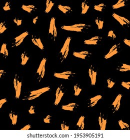 Golpes dibujados a mano naranja sobre fondo negro. Vector 