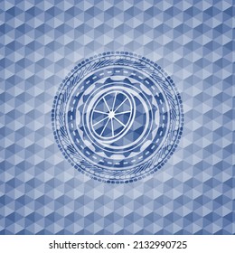 icono naranja dentro del emblema azul con fondo geométrico. 