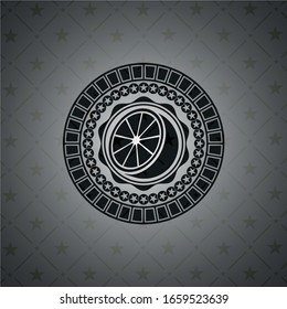 orangefarbenes Symbol im dunklen Abzeichen oder Emblem