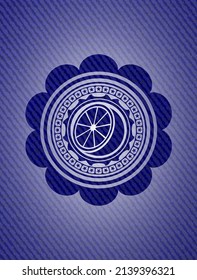 icono naranja dentro del emblema con fondo jean. 
