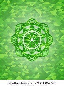 icono naranja dentro del emblema verde con fondo de mosaico triangular. 