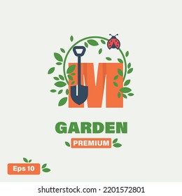 Logo de la letra naranja m con hojas. Símbolo de la naturaleza, jardines, floristas, salud y belleza natural.