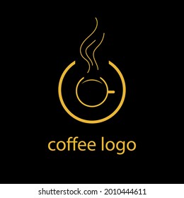 taza de café con logo naranja en un platillo y vapor aromático
