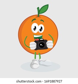 mascota con logo naranja con pose para cámara