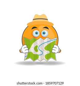 El personaje de la mascota naranja sostiene un mapa. ilustración vectorial
