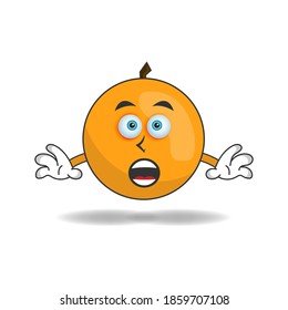 Carácter mascota naranja con expresión impactante. ilustración vectorial