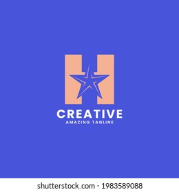 Estrella de espacio negativa naranja en la letra H logotipo ini fondo azul