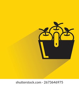 Naranja en el icono de la cesta con sombra sobre fondo amarillo