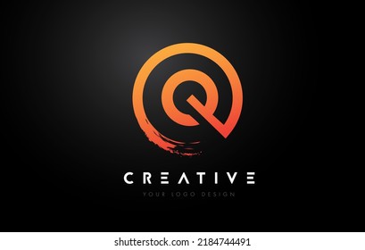 Logo de la carta circular naranja Q con diseño de pincel circular y fondo negro.