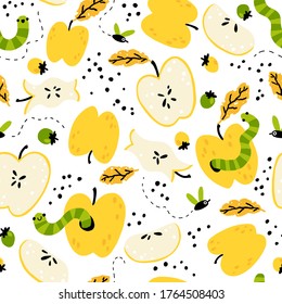 Residuos orgánicos. Patrón sin foco con gusanos, moscas, frutas, bayas. Compostaje natural colorido en un simple dibujo a mano. Graciosa ilustración.