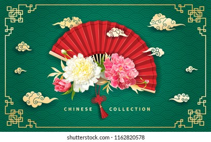 Orientalischer Hintergrund mit hellgelben und rosafarbenen Blumen, dekorativen goldenen chinesischen Wolken und rotem Ventilator