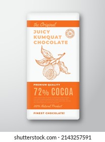 La Etiqueta Original De Diseño De Embalaje De Vectores Abstractos De Chocolate. Tipografía moderna y diseño de fondo de silueta de bosquejo de fruta Kumquat dibujado a mano. Aislado