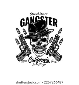 Ilustración vectorial monocroma original. El cráneo enojado se bandió en el sombrero al fondo de dos armas y balas. Diseño de camisetas o pegatinas.