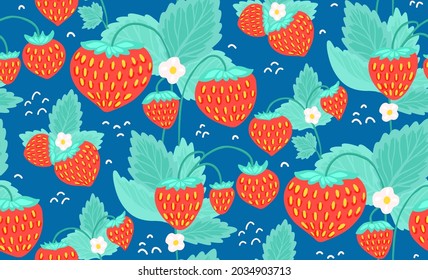 Originelles, nahtloses Muster mit Erdbeeren, grünem Blattwerk und kleinen weißen Blumen auf blauem Hintergrund. Sommergefühl mit handgezogenen Beeren. Natürliche Tapeten mit Früchten, Blättern und Bögen