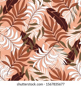 Diseño tropical original sin fisuras, con plantas brillantes y hojas sobre fondo beige. Diseño de vectores. Impresión de selva.Patrón inoxidable con hojas y plantas coloridas.