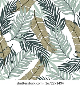 Diseño tropical original sin fisuras con plantas brillantes y hojas sobre un fondo blanco. Patrón hawaiano de verano sin fisuras con plantas tropicales. Hojas tropicales en colores brillantes.