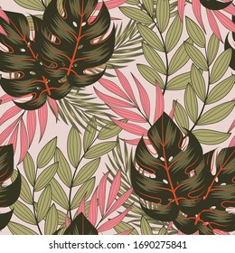 Diseño tropical original sin fisuras con hojas y plantas brillantes en un fondo beige. Papel tapiz de la selva exótica. Colorido y elegante, florido. El hawaiano colorido de verano.
