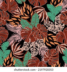 Patrón tropical original sin costuras con plantas brillantes y hojas sobre un fondo marrón. Diseño abstracto moderno para tejidos, papel y decoración interior. Hojas tropicales en colores brillantes.