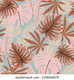 Originelles, nahtloses tropisches Muster mit hellen Pflanzen und Blättern auf blauem Hintergrund.  Schöner Druck mit handgezeichneten exotischen Pflanzen. Trendsommer Hawaii Druck.