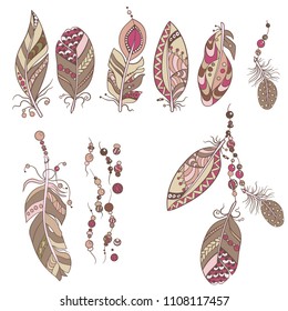 Conjunto ornamental con Elementos de decoración con plumas, cuentas en adornos en Imagen de Vector gráfico en estilo tribal