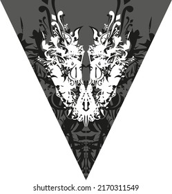 Mariposa blanca ornamental en elemento triangular negro para su diseño. Una silueta de una mariposa con un patrón de motivos florales en un triángulo negro, dirigida hacia abajo para los emblemas sobre escudos, textiles