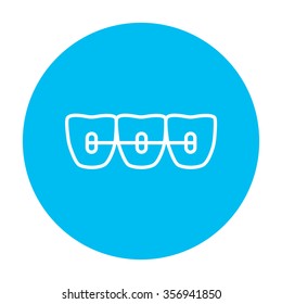 Icono de línea de llaves ortodoncias para web, móvil e infografía. Icono de blanco vector en el círculo azul claro aislado en fondo blanco.