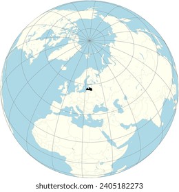 Die orthographische Projektion der Weltkarte mit Lettland im Zentrum. ein Land im Ostseeraum Nordeuropas