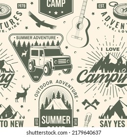 Aventura al aire libre sin fisuras, fondo. Ilustración vectorial. Diseño de tipografía vintage con brújula, guitarra, caravana de camping, tienda, montaña, hacha y silueta forestal.