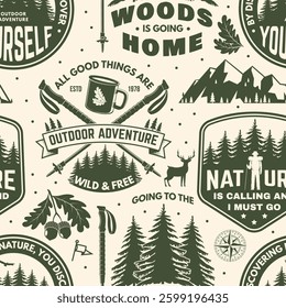 Aventura al aire libre sin patrón con emblemas, logotipos. Fondo, Fondo de pantalla, patrón sin fisuras con hoja de roble y bellotas, bota de senderismo, bosque de alfileres, taza de café o té, bastones de senderismo. Vector.