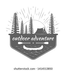 Insignia exterior y logo de aventura. Etiqueta con carpa de camping, pinos, rayos solares, canoa y lago. Tema del emblema retro wanderlust. Ilustración vectorial en estilo vintage sobre fondo blanco. Diseño monocromo.