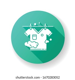 Icono de glifo de sombras de diseño plano verde y secado al aire libre. Lavandería, tendedero, secado de ropa exterior. pantalones colgado de cuerda, ropa limpia, ropa lavada. Ilustración de color RGB de silueta