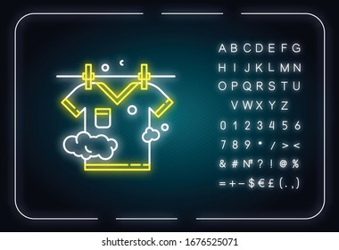 Icono de luz de neón que se seca al aire libre. Lavandería, tendedero, secado de ropa. pantalones colgando de una cuerda. Efecto luminoso exterior. Signo con alfabeto, números y símbolos. Ilustración de color RGB aislada por vectores