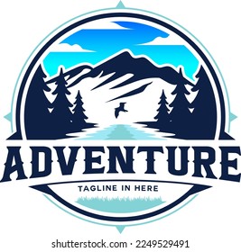 Outdoor-Logo mit Bergblick und Pinienbäume mit Fluss und klarer Himmel...