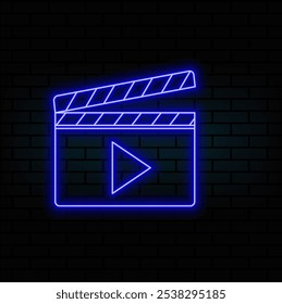 Esquema de neón clapperboard icono. Tablero de alfombra de neón brillante con signo de juego. Editor de cine, producción de vídeo, rodaje de películas, grabación de Clips musicales. Estudio de rodaje, editor multimedia. Conjunto de iconos de Vector.