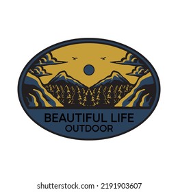 emblema ovalado de la puesta de sol entre las montañas